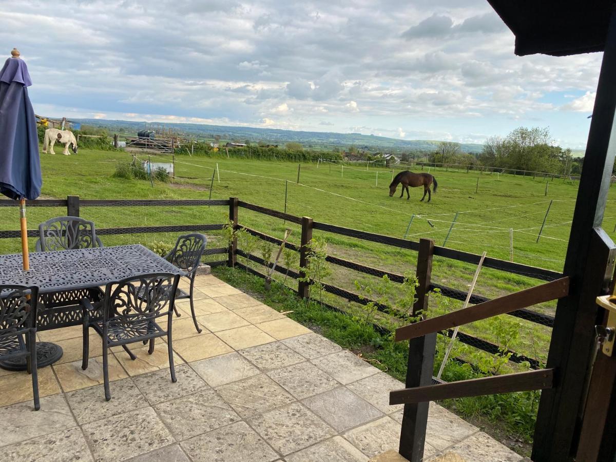 Rew Farm Country & Equestrian Accommodation - Sunrise Lodge Melksham Exterior photo