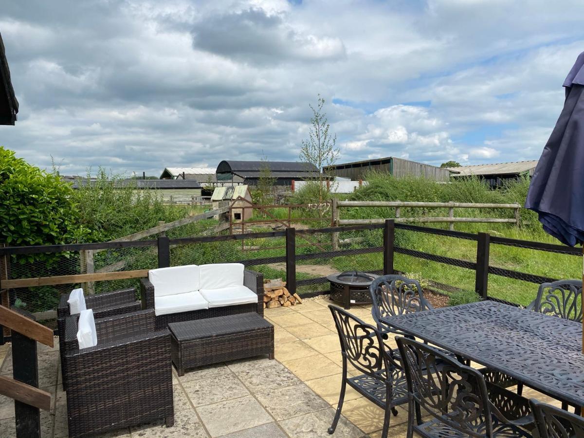 Rew Farm Country & Equestrian Accommodation - Sunrise Lodge Melksham Exterior photo